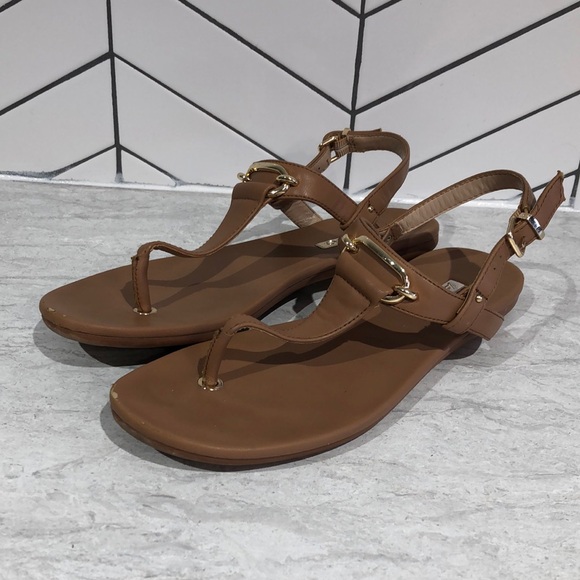 Aldo 8.5 Nude T-strap Flat Sandals with Gold Hardware. - Picture 2 of 10